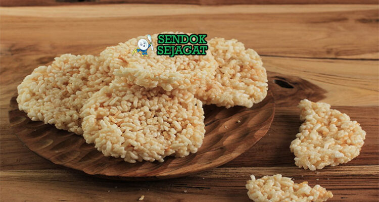 Rengginang kerupuk beras renyah mengembang di piring saji