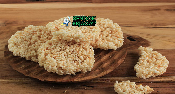 Rengginang Kerupuk Beras Renyah Khas Indonesia Rengginang kerupuk beras renyah mengembang di piring saji