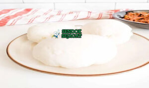 Sadza Pap Jagung Kental Khas Zimbabwe Sadza pap putih kental dengan kuah daging di piring saji