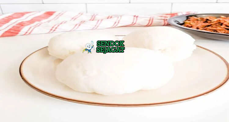 Sadza pap putih kental dengan kuah daging di piring saji