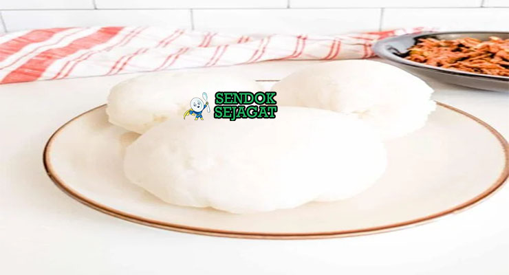 Sadza Pap Jagung Kental Khas Zimbabwe Sadza pap putih kental dengan kuah daging di piring saji