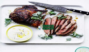 Saltbush Lamb Roast Aromatik Khas Australia Saltbush Lamb Roast dengan domba panggang dan sayuran di piring saji