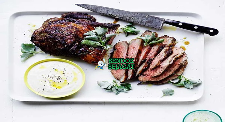Saltbush Lamb Roast Aromatik Khas Australia Saltbush Lamb Roast dengan domba panggang dan sayuran di piring saji