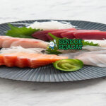 Sashimi iris tuna salmon hamachi kecap wasabi lobak di piring es