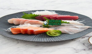 Sashimi Segar Elegan Khas Jepang Sashimi iris tuna salmon hamachi kecap wasabi lobak di piring es