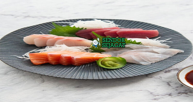 Sashimi iris tuna salmon hamachi kecap wasabi lobak di piring es