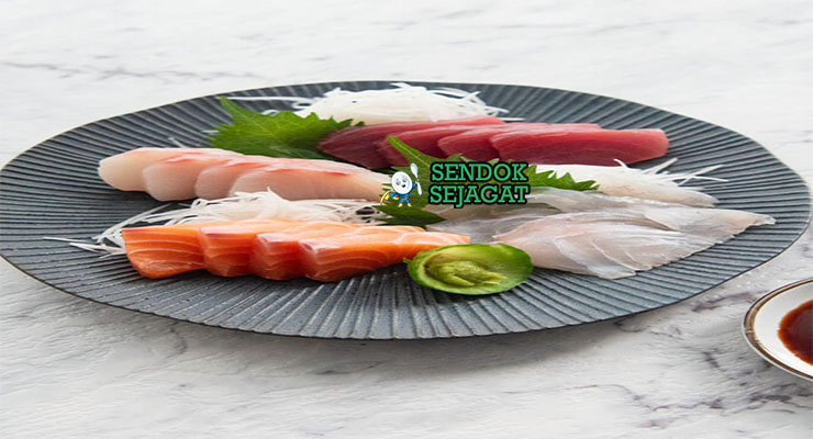 Sashimi Segar Elegan Khas Jepang Sashimi iris tuna salmon hamachi kecap wasabi lobak di piring es