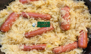 Sauerkraut Kubis Fermentasi Khas Jerman Sauerkraut kubis fermentasi dengan sosis di piring saji