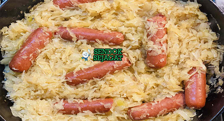 Sauerkraut Kubis Fermentasi Khas Jerman Sauerkraut kubis fermentasi dengan sosis di piring saji