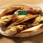 Sausage Sizzle sosis panggang roti lipat bawang karamel saus di piring saji