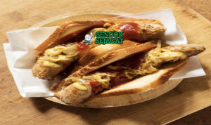 Sausage Sizzle Gurih Sederhana Khas Australia Sausage Sizzle sosis panggang roti lipat bawang karamel saus di piring saji