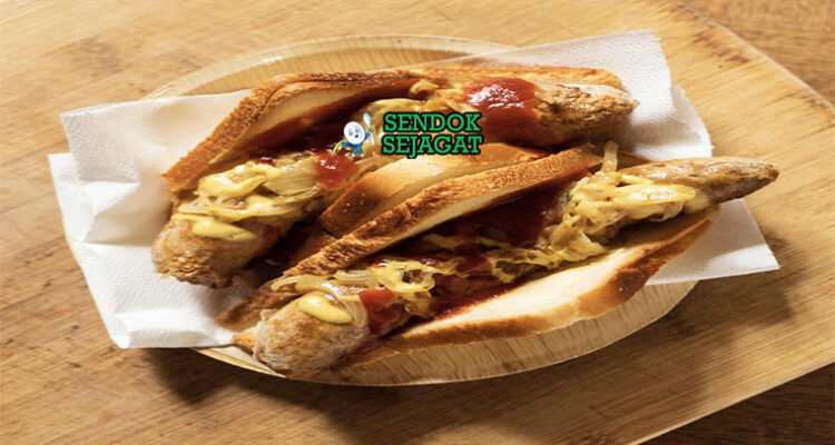 Sausage Sizzle sosis panggang roti lipat bawang karamel saus di piring saji
