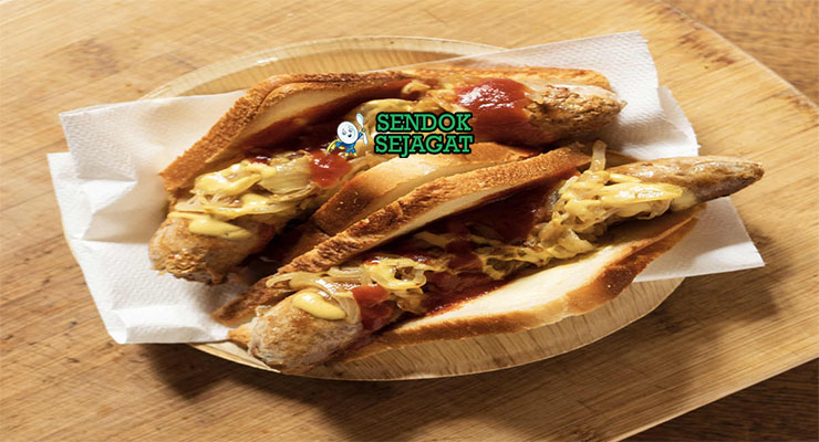 Sausage Sizzle Gurih Sederhana Khas Australia Sausage Sizzle sosis panggang roti lipat bawang karamel saus di piring saji