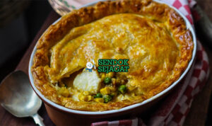 Scallop Pie Pai Kerang Creamy Khas Australia Scallop Pie pai kerang scallop creamy golden di piring saji
