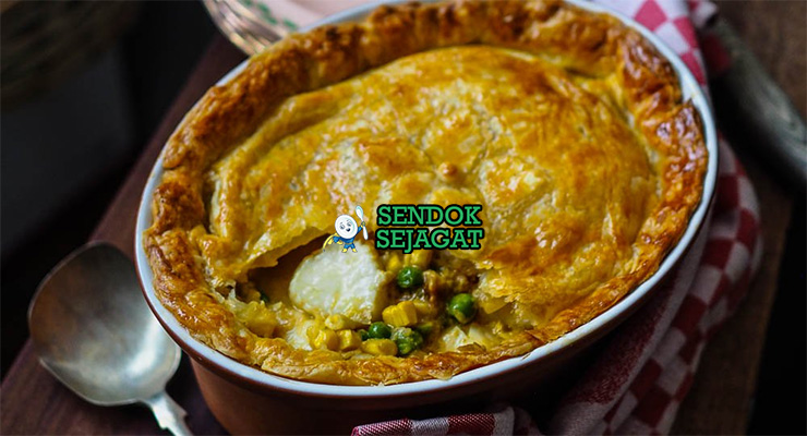 Scallop Pie Pai Kerang Creamy Khas Australia Scallop Pie pai kerang scallop creamy golden di piring saji