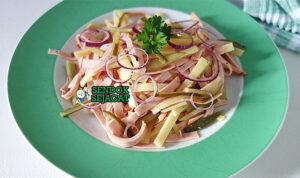 Wurstsalat Gurih Khas Swiss Schweizer Wurstsalat dengan sosis dan keju di piring saji