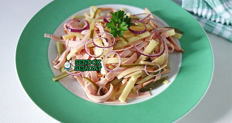 Schweizer Wurstsalat dengan sosis dan keju di piring saji