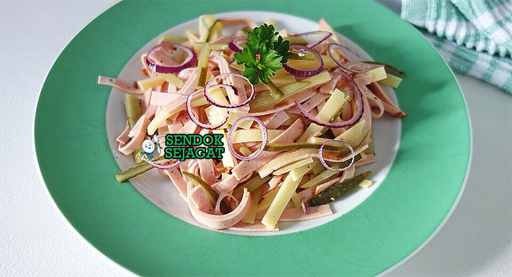 Wurstsalat Gurih Khas Swiss Schweizer Wurstsalat dengan sosis dan keju di piring saji