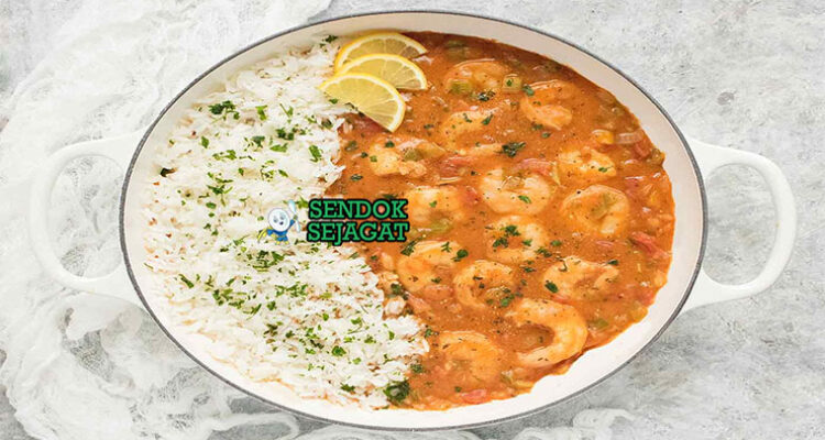 Shrimp Étouffée udang kuah roux atas nasi dengan daun bawang di mangkuk saji