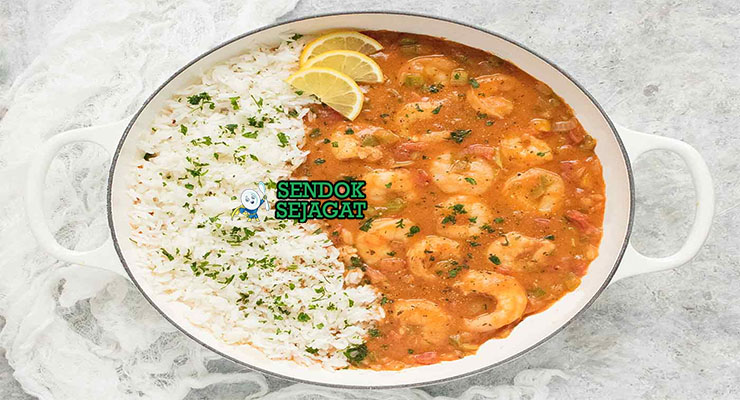 Shrimp Étouffée Udang Kuah Cajun Khas Louisiana Shrimp Étouffée udang kuah roux atas nasi dengan daun bawang di mangkuk saji