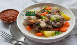 Sop Buntut Kuah Bening Segar Khas Indonesia Sop Buntut Kuah Bening dengan buntut sapi dan sayuran di mangkuk saji