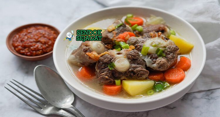 Sop Buntut Kuah Bening dengan buntut sapi dan sayuran di mangkuk saji