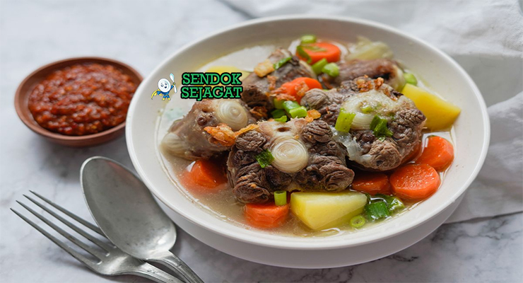 Sop Buntut Kuah Bening Segar Khas Indonesia Sop Buntut Kuah Bening dengan buntut sapi dan sayuran di mangkuk saji