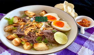 Sop Ubi Gurih Khas Makassar Sop Ubi dengan ubi jalar dan daging di mangkuk saji