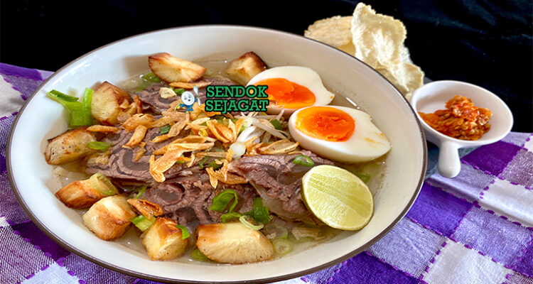 Sop Ubi dengan ubi jalar dan daging di mangkuk saji