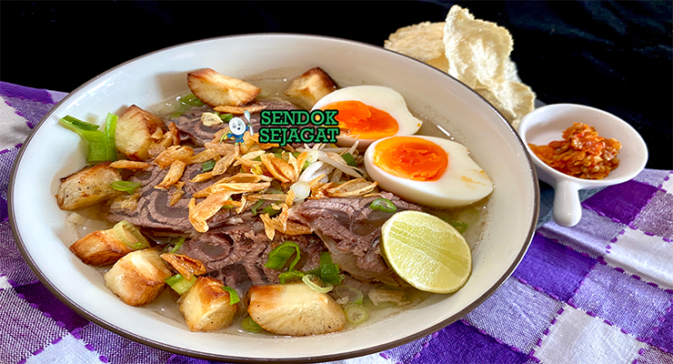 Sop Ubi Gurih Khas Makassar Sop Ubi dengan ubi jalar dan daging di mangkuk saji