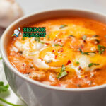 Sopa de Ajo dengan bawang putih dan roti di mangkuk saji