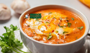 Sopa de Ajo Hangat Khas Spanyol Sopa de Ajo dengan bawang putih dan roti di mangkuk saji