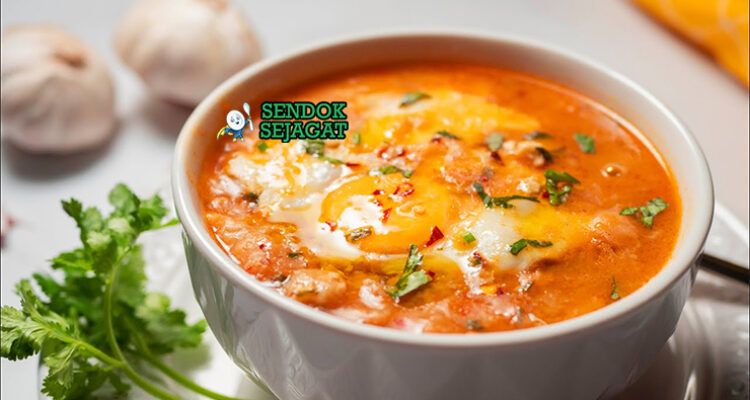 Sopa de Ajo dengan bawang putih dan roti di mangkuk saji