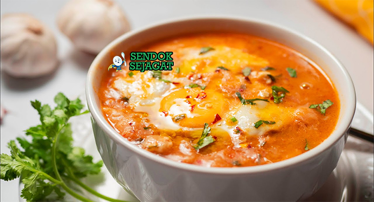 Sopa de Ajo Hangat Khas Spanyol Sopa de Ajo dengan bawang putih dan roti di mangkuk saji