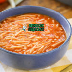 Sopa de Fideo dengan mi dan saus tomat di mangkuk saji