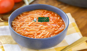 Sopa de Fideo Hangat Khas Meksiko Sopa de Fideo dengan mi dan saus tomat di mangkuk saji
