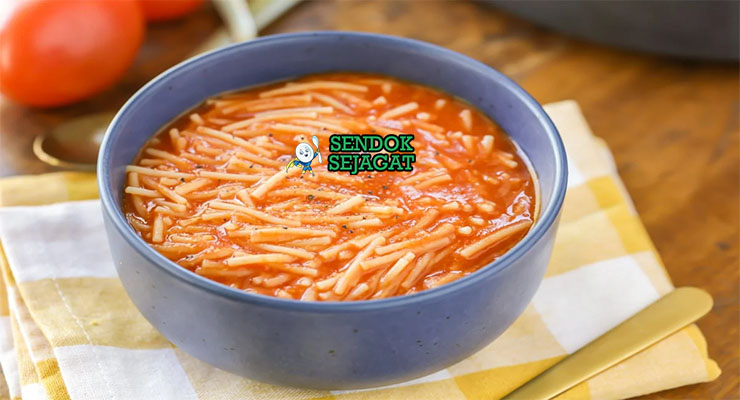 Sopa de Fideo Hangat Khas Meksiko Sopa de Fideo dengan mi dan saus tomat di mangkuk saji