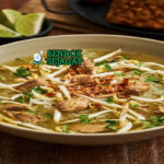 Soto Daging dengan daging sapi dan kuah kuning di mangkuk saji