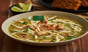 Soto Daging Gurih Khas Jawa Soto Daging dengan daging sapi dan kuah kuning di mangkuk saji