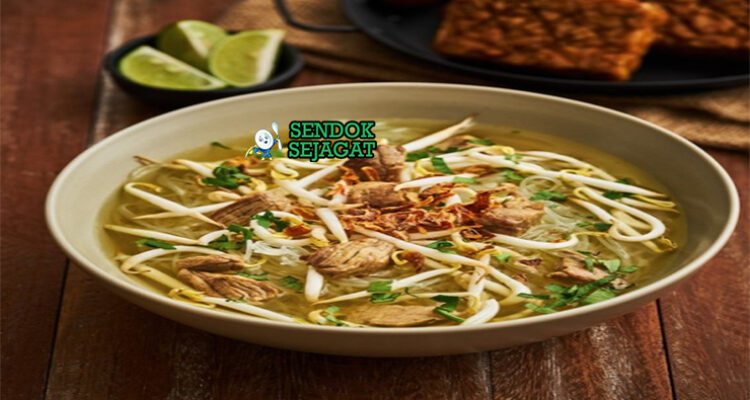Soto Daging dengan daging sapi dan kuah kuning di mangkuk saji