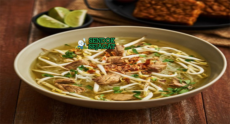 Soto Daging Gurih Khas Jawa Soto Daging dengan daging sapi dan kuah kuning di mangkuk saji
