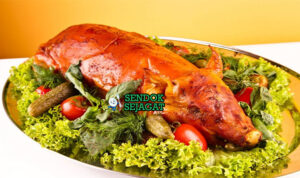 Spanferkel Babi Panggang Renyah Khas Jerman Spanferkel babi panggang kulit renyah dengan sauerkraut di piring saji