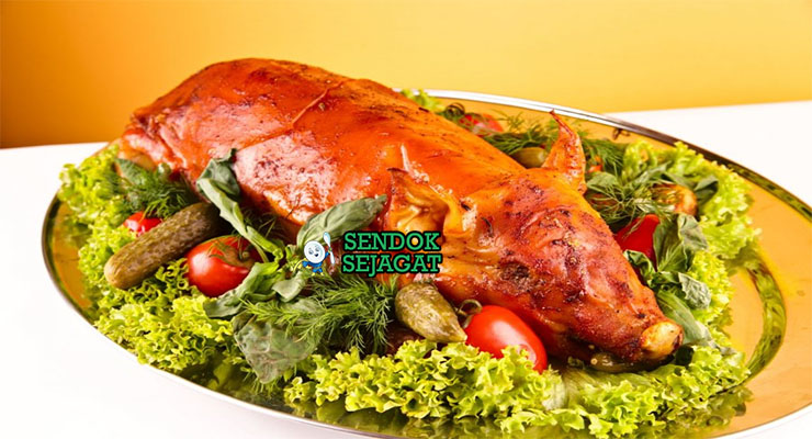 Spanferkel Babi Panggang Renyah Khas Jerman Spanferkel babi panggang kulit renyah dengan sauerkraut di piring saji