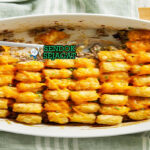 Tater Tot Casserole dengan kentang dan keju leleh di loyang