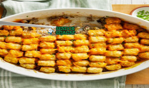 Tater Tot Casserole Gurih Khas Amerika Tater Tot Casserole dengan kentang dan keju leleh di loyang