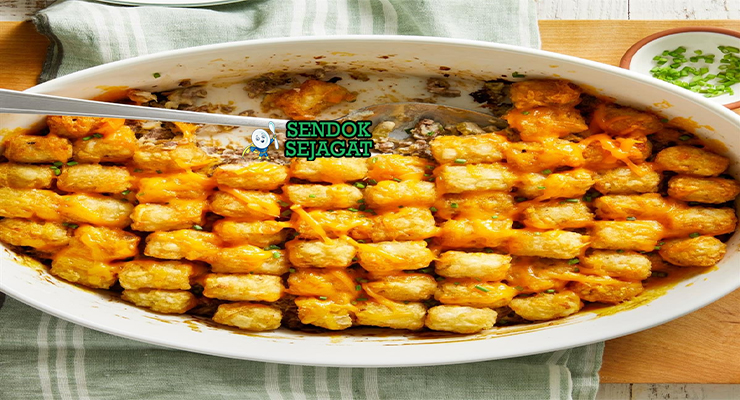 Tater Tot Casserole Gurih Khas Amerika Tater Tot Casserole dengan kentang dan keju leleh di loyang