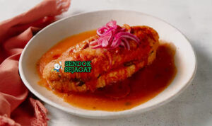 Torta Ahogada Pedas Khas Guadalajara Torta Ahogada dengan roti isi daging dan saus pedas di piring saji