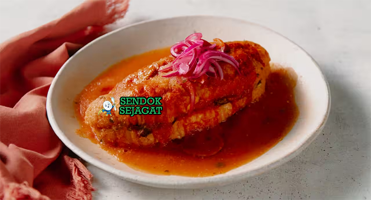 Torta Ahogada Pedas Khas Guadalajara Torta Ahogada dengan roti isi daging dan saus pedas di piring saji