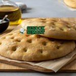 Torta de Aceite kue minyak zaitun renyah dengan wijen di piring saji