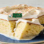 Tres Leches Cake dengan kue susu dan krim kocok di piring saji